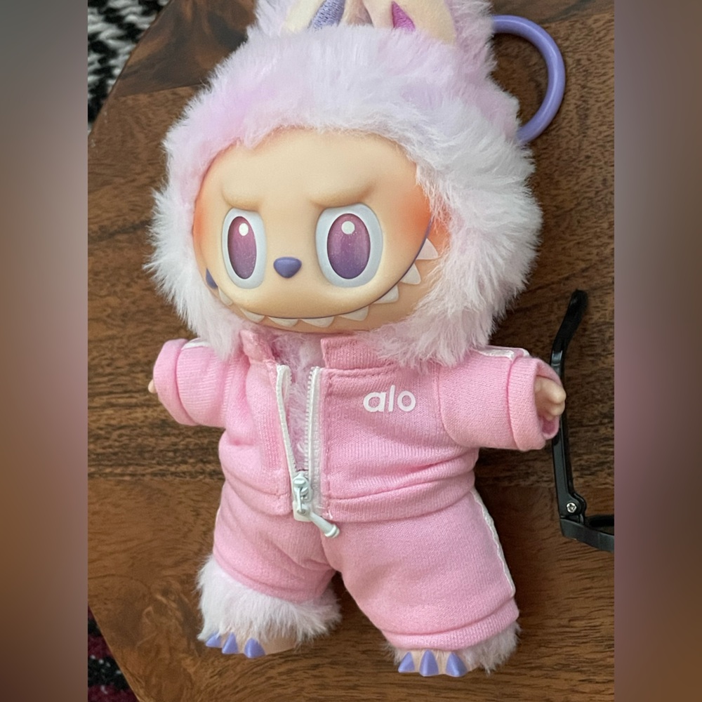 POPMART Big Into Energy CONFIRMED LUCK Dressed in ALO Outfit - Picture 3 of 5